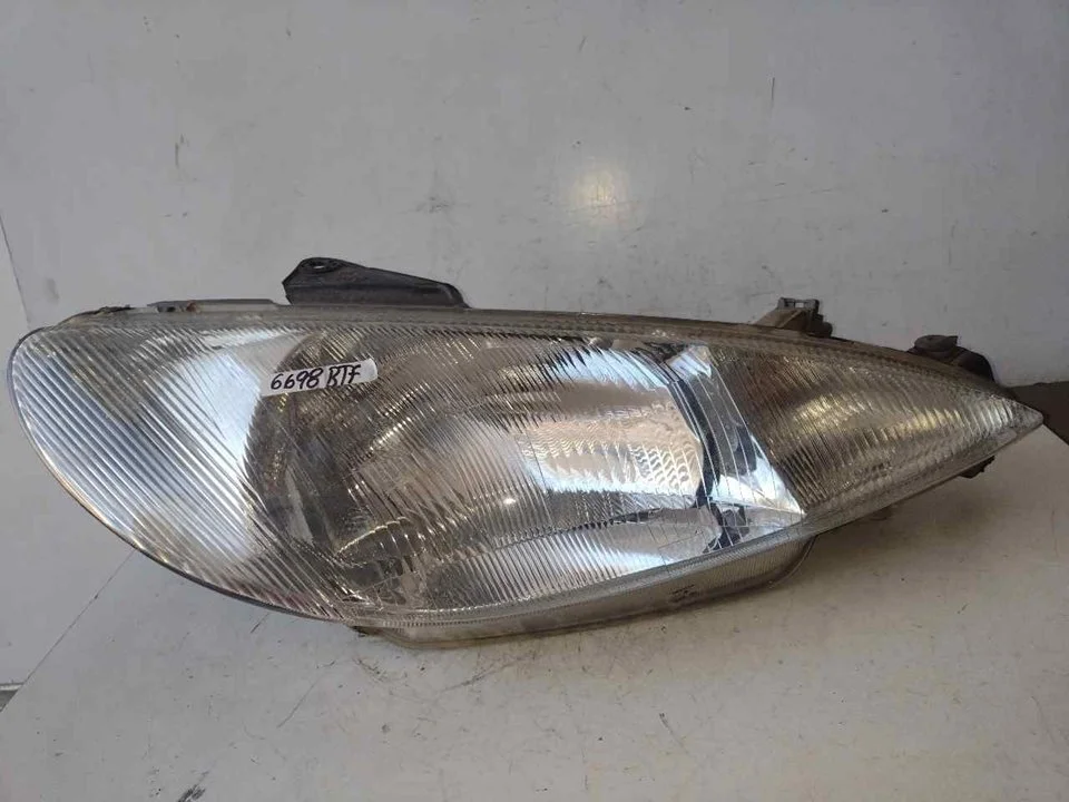 Foto de FARO DERECHO PEUGEOT 206 1.4 (75 CV / 55 KW) referencia 89001964