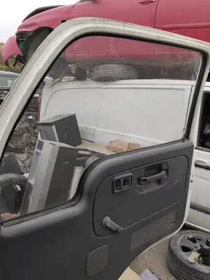 Foto de LUNA DELANTERA DERECHA NISSAN CABSTAR E 3.0 Diesel (120 CV / 88 KW)