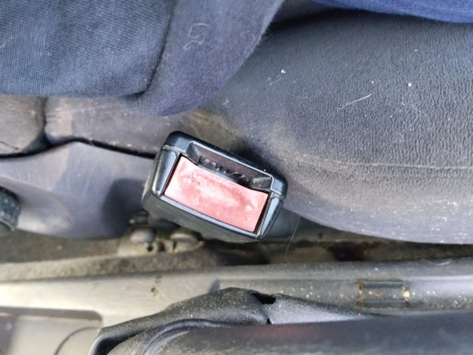Foto de ENGANCHE CINTURON DELANTERO IZQUIERDO FORD FOCUS BERLINA (CAK) 1.6 16V CAT (101 CV / 74 KW)