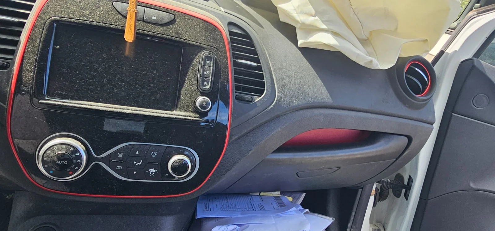 Foto de GUANTERA RENAULT CAPTUR I 1.5 dCi Diesel FAP (110 CV / 81 KW)