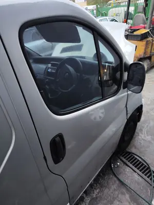 Foto de PUERTA DELANTERA DERECHA OPEL VIVARO FURGÓN/COMBI 2.0 16V CDTI (114 CV / 84 KW) foto 2