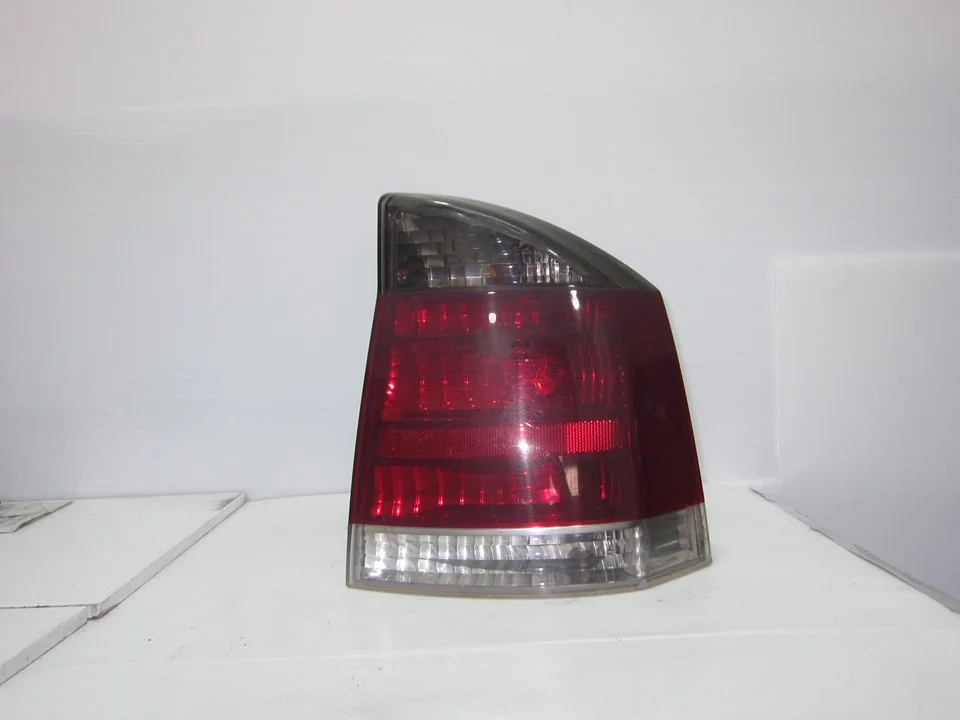 Foto de PILOTO TRASERO DERECHO OPEL VECTRA C BERLINA 1.9 16V CDTI CAT (Z 19 DTH / LRD) (150 CV / 110 KW) referencia 13157647