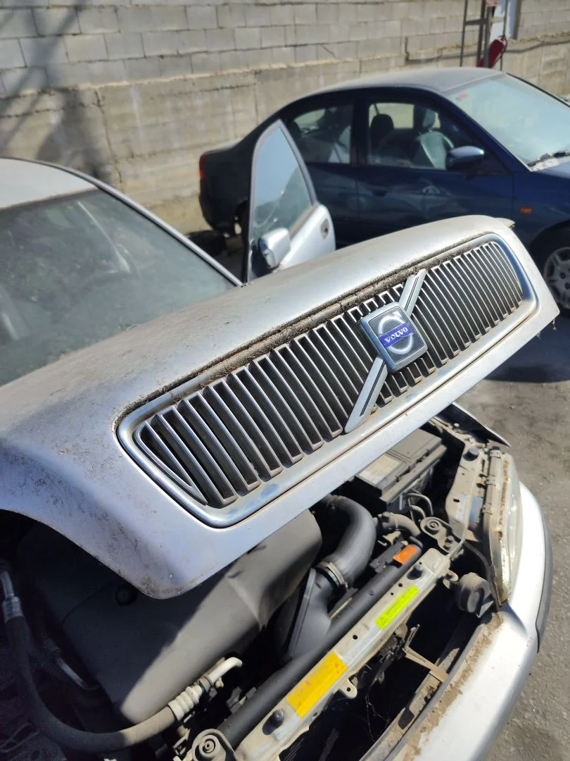 Foto de REJILLA DELANTERA VOLVO S40 BERLINA 1.9 Diesel CAT (116 CV / 85 KW)