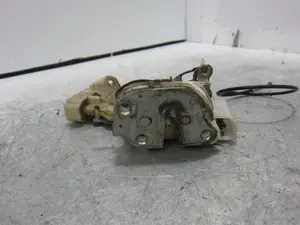 Foto de CERRADURA PUERTA DELANTERA IZQUIERDA TOYOTA YARIS (NCP1/NLP1/SCP1) 1.4 Turbodiesel CAT (75 CV / 55 KW) referencia 693200D011 foto 3