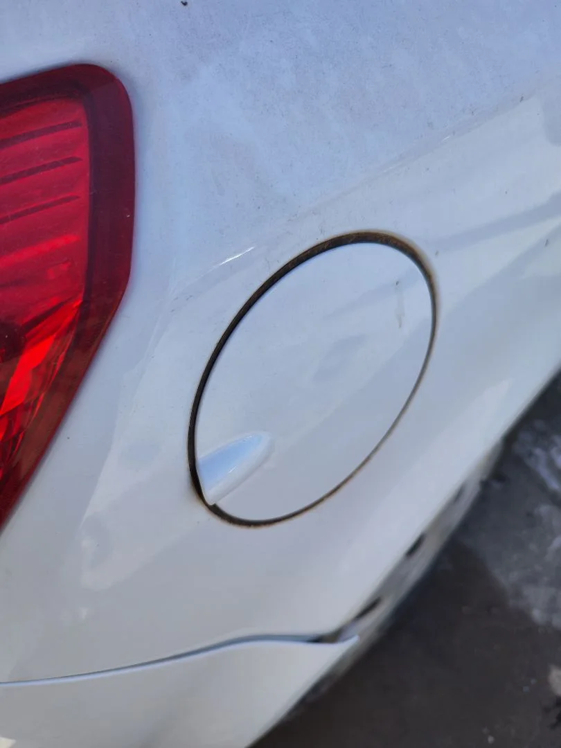 Foto de TAPA EXTERIOR COMBUSTIBLE OPEL CORSA D 1.3 16V CDTI (75 CV / 55 KW)