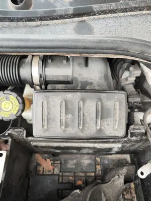 Foto de CAJA FILTRO AIRE RENAULT CLIO III 1.5 dCi Diesel FAP (75 CV / 55 KW)