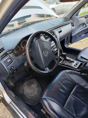 Foto de SALPICADERO MERCEDES-BENZ CLASE E (BM 210) BERLINA 3.0 Turbodiesel CAT (177 CV / 130 KW) foto 2
