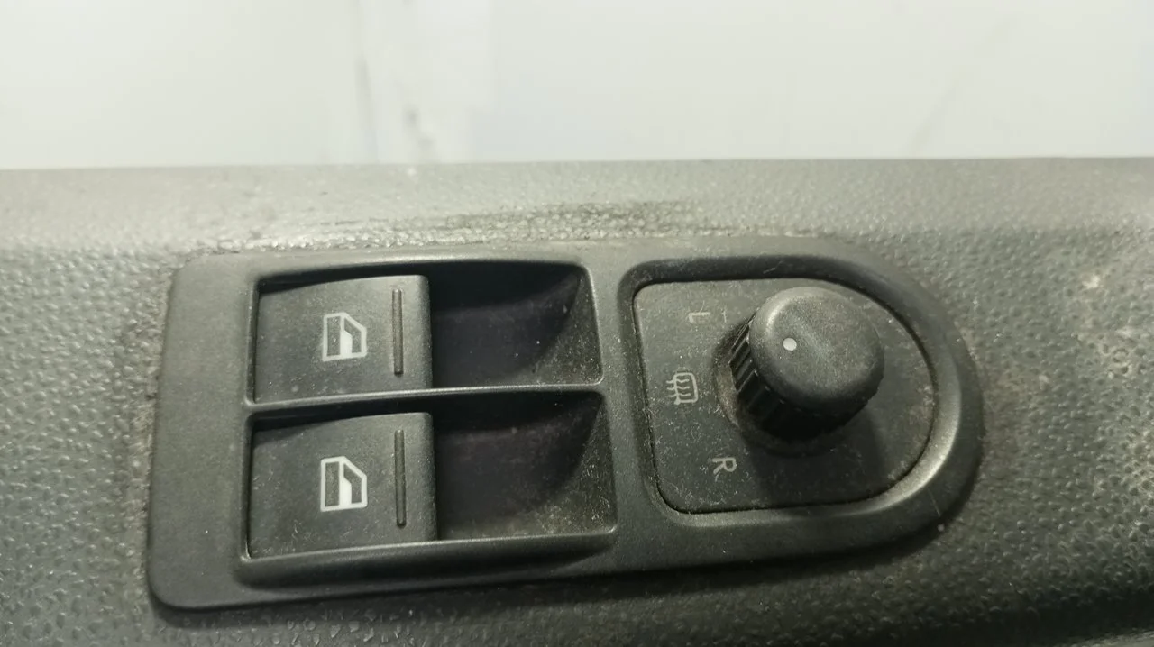 Foto de MANDO ELEVALUNAS DELANTERO IZQUIERDO VOLKSWAGEN T5 TRANSPORTER FURGÓN/COMBI (7H) 1.9 TDI CAT (AXB) (105 CV / 77 KW) referencia 7E0959855A