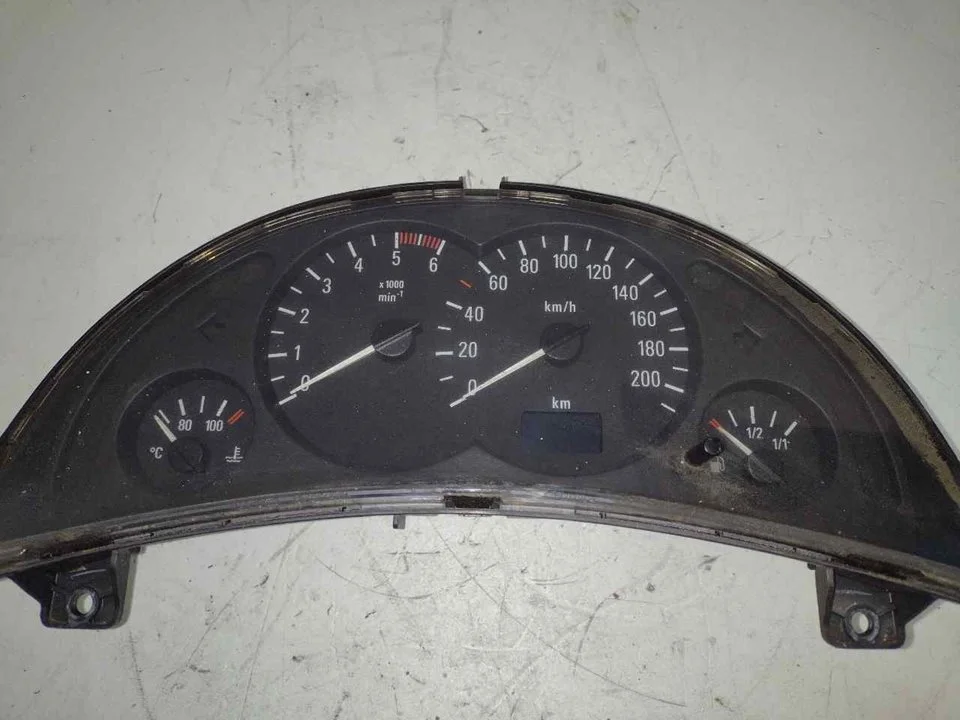 Foto de CUADRO INSTRUMENTOS OPEL CORSA C 1.7 16V DI CAT (Y 17 DTL / LK8) (65 CV / 48 KW) referencia 09166808FB