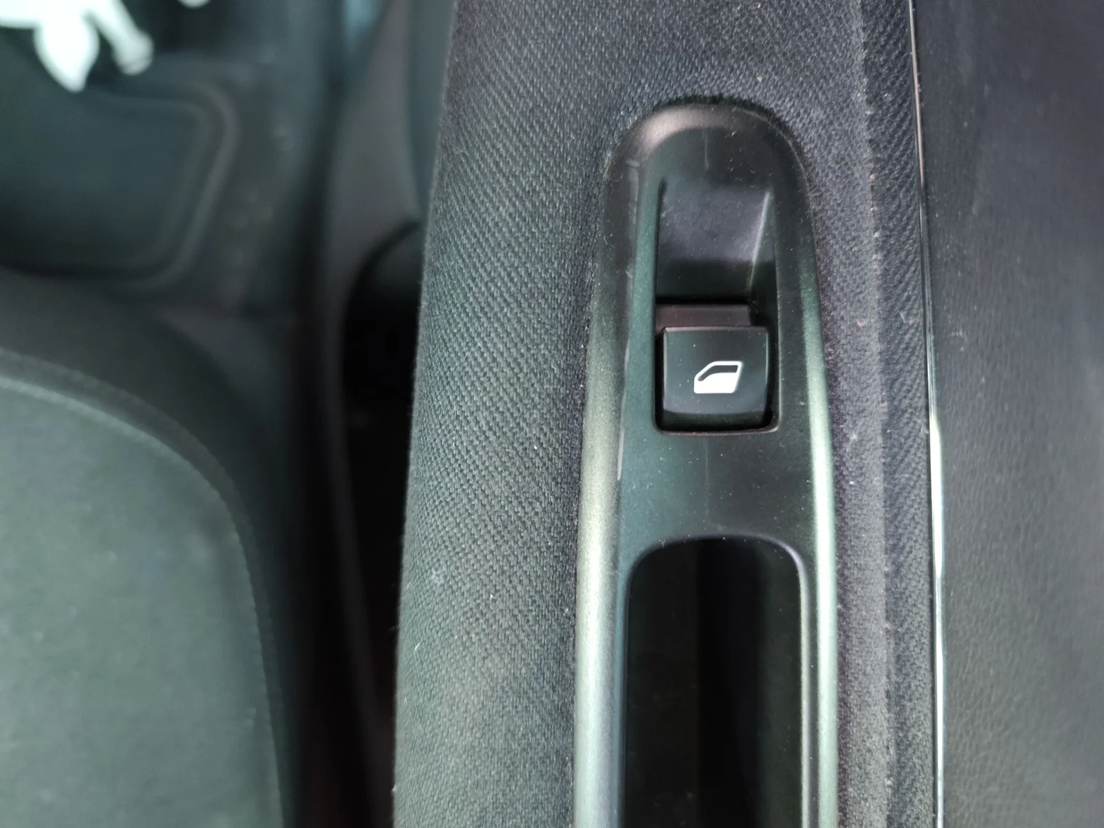 Foto de MANDO ELEVALUNAS TRASERO DERECHO PEUGEOT 3008 1.6 Blue-HDI FAP (120 CV / 88 KW)