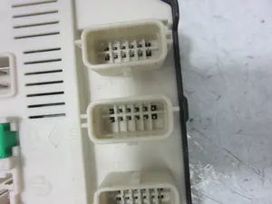 Foto de CAJA RELES / FUSIBLES RENAULT MEGANE III SPORT TOURER referencia 284B61871R foto 6