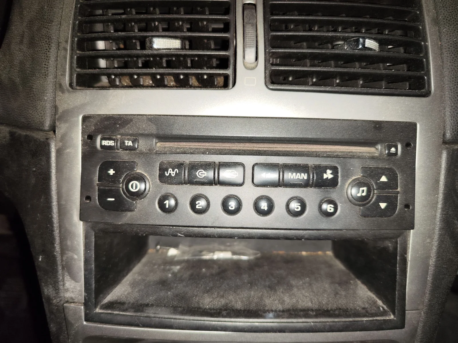 Foto de SISTEMA AUDIO / RADIO CD PEUGEOT 307 (S1)(04.2001) 1.6 16V CAT (109 CV / 80 KW)