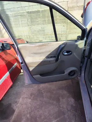 Foto de GUARNECIDO PUERTA DELANTERA IZQUIERDA RENAULT SCENIC II 1.5 dCi Diesel (101 CV / 74 KW)