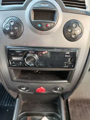 Foto de SISTEMA AUDIO / RADIO CD RENAULT MEGANE II BERLINA 5P 1.5 dCi Diesel (106 CV / 78 KW)