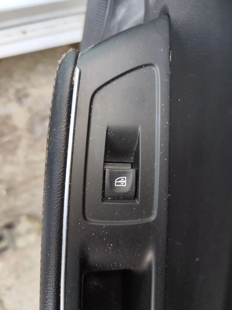 Foto de MANDO ELEVALUNAS TRASERO DERECHO RENAULT TALISMAN SPORT TOURER 1.6 dCi Diesel FAP Energy (131 CV / 96 KW) referencia 254218614R