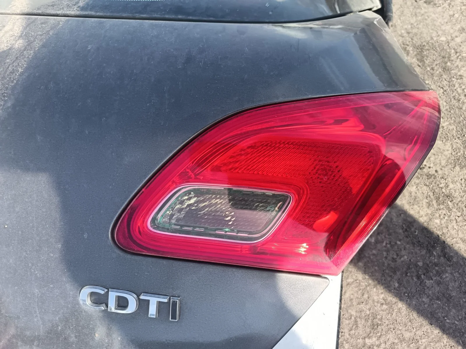 Foto de PILOTO TRASERO DERECHO INTERIOR OPEL ASTRA J BERLINA 5P 1.7 16V CDTI (110 CV / 81 KW)