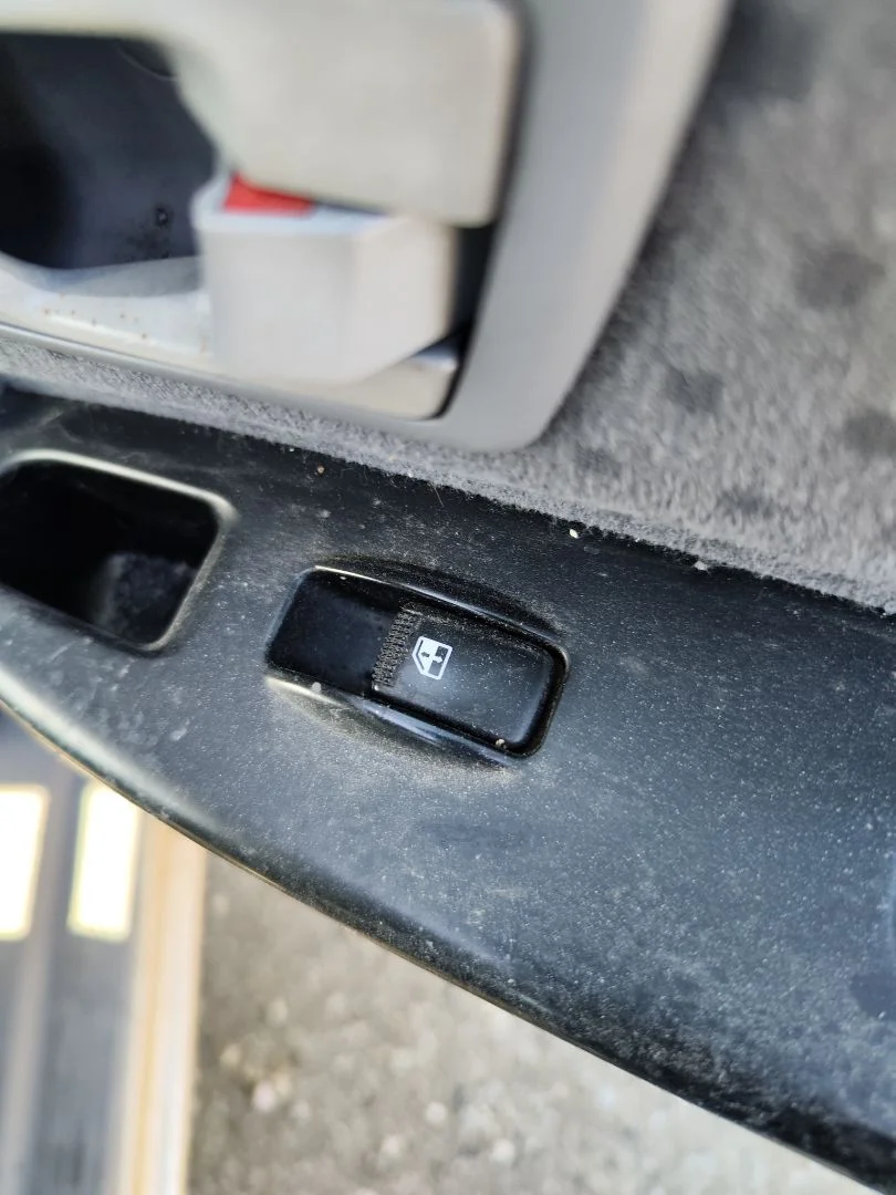 Foto de MANDO ELEVALUNAS TRASERO DERECHO KIA CARENS (RS) 1.8 16V CAT (126 CV / 93 KW)