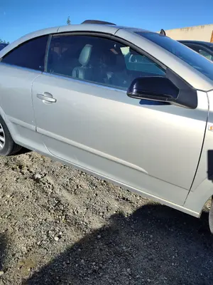 Foto de PUERTA DELANTERA DERECHA OPEL ASTRA H TWIN TOP 1.9 16V CDTI CAT (Z 19 DTH / LRD) (150 CV / 110 KW) foto 2