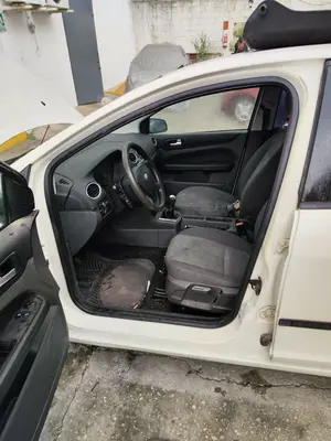 Foto de GOMAS CONTORNO PUERTA FORD FOCUS BERLINA (CAP) 1.6 TDCi CAT (90 CV / 66 KW)