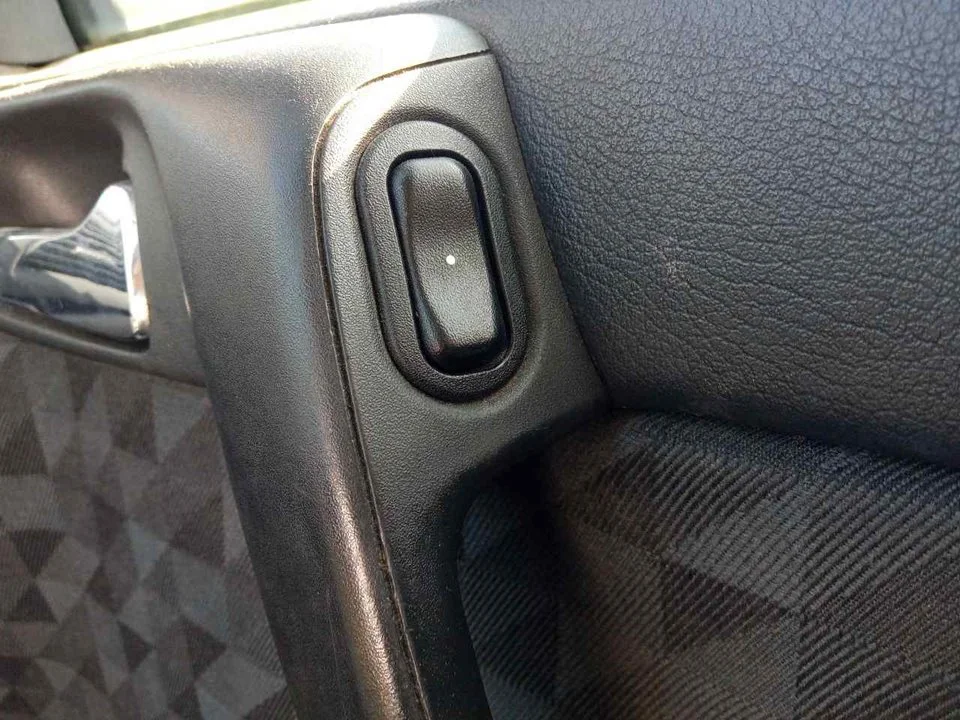 Foto de MANDO ELEVALUNAS DELANTERO DERECHO OPEL ASTRA G BERLINA 1.7 16V DTI CAT (Y 17 DT / LR6) (75 CV / 55 KW) referencia 90561388