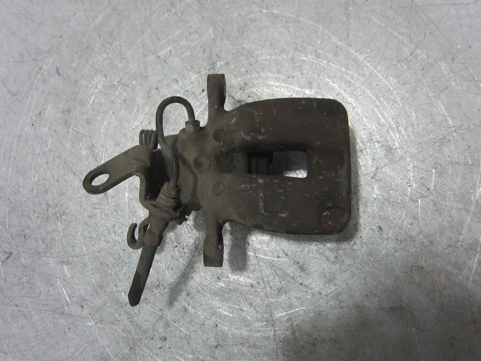 Foto de PINZA DE FRENO TRASERA DERECHA VOLKSWAGEN TOURAN (1T2) 1.9 TDI (105 CV / 77 KW) referencia 1K0615424M