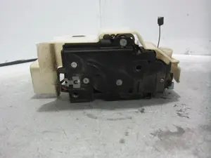 Foto de CERRADURA PUERTA DELANTERA IZQUIERDA PORSCHE CAYENNE (TIPO 92A) 3.0 V6 TDI CAT (239 CV / 176 KW) referencia 7L0837089 foto 1