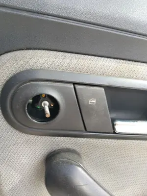 Foto de MANDO ELEVALUNAS DELANTERO DERECHO SEAT IBIZA (6L1) 1.9 SDI (64 CV / 47 KW)