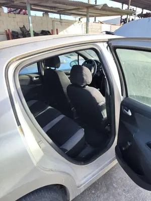 Foto de GOMAS CONTORNO PUERTA PEUGEOT 207 1.4 HDi (68 CV / 50 KW)