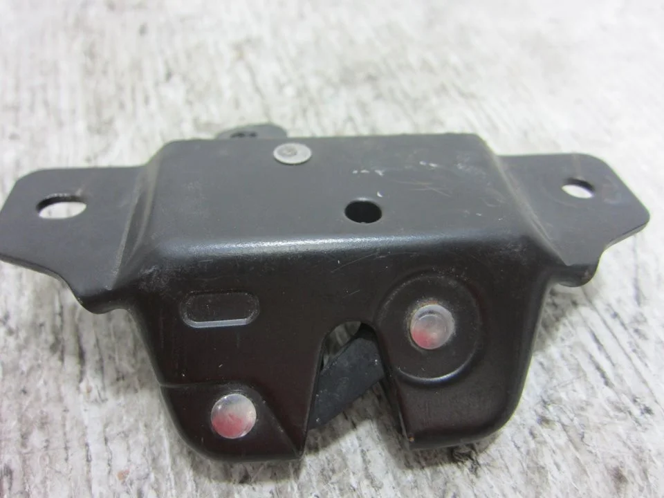 Foto de CERRADURA MALETERO / PORTON PEUGEOT 406 BERLINA (S1/S2) 3.0 V6 24V CAT (190 CV / 140 KW)