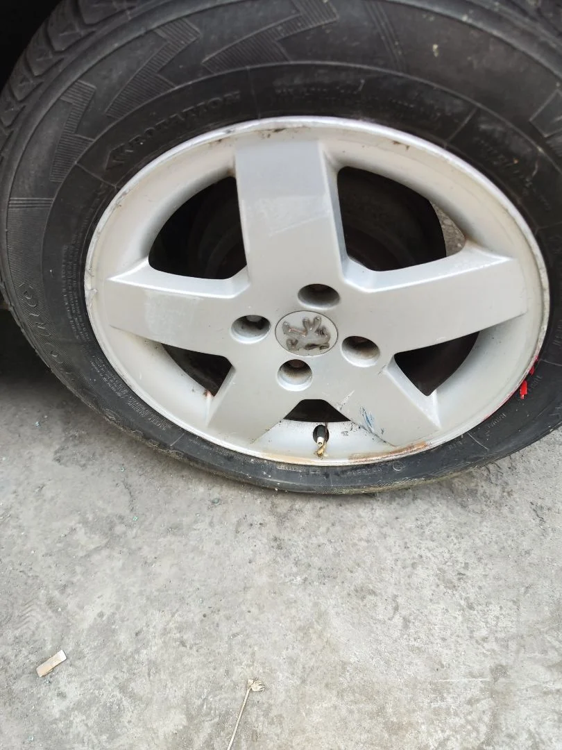 Foto de LLANTA PEUGEOT 207 1.4 16V CAT (KFU / ET3J4) (88 CV / 65 KW)