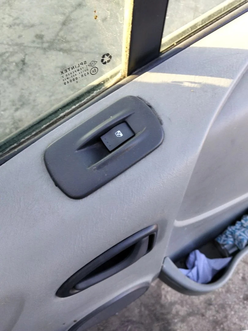 Foto de MANDO ELEVALUNAS DELANTERO DERECHO RENAULT TRAFIC II COMBI 1.9 Diesel (101 CV / 74 KW)