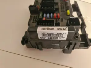 Foto de CAJA RELES / FUSIBLES CITROEN BERLINGO 1.6 16V HDi (75 CV / 55 KW) referencia 9657608880 foto 4