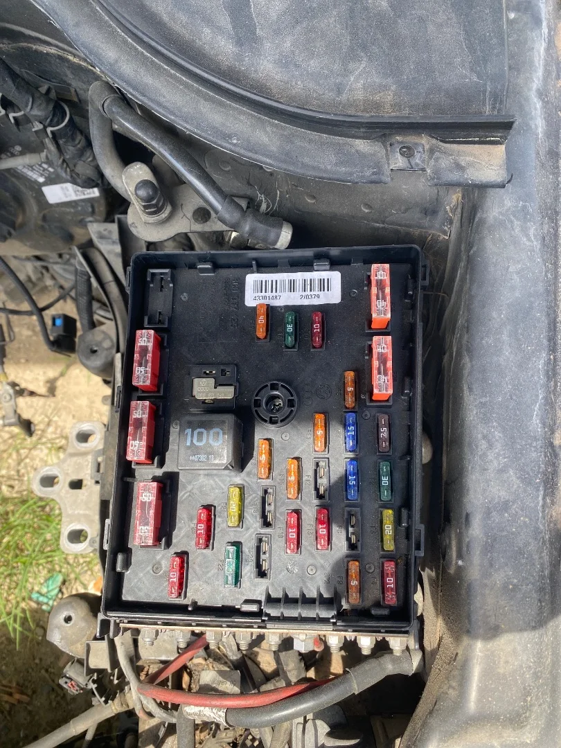 Foto de CAJA RELES / FUSIBLES VOLKSWAGEN PASSAT VARIANT (3C5) 2.0 TDI DPF (170 CV / 125 KW)