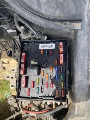 Foto de CAJA RELES / FUSIBLES VOLKSWAGEN PASSAT VARIANT (3C5) 2.0 TDI DPF (170 CV / 125 KW)