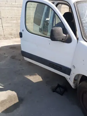 Foto de PUERTA DELANTERA DERECHA CITROEN BERLINGO 1.9 Diesel (69 CV / 51 KW) referencia 9839318180 foto 1