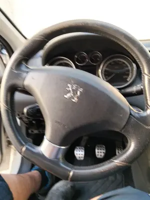 Foto de VOLANTE PEUGEOT 308 SW 1.6 HDi FAP CAT (9HZ / DV6TED4) (109 CV / 80 KW) foto 2