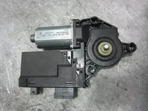 Foto de MOTOR ELEVALUNAS DELANTERO DERECHO PEUGEOT 307 (S1)(04.2001) 1.4 HDi (68 CV / 50 KW) referencia 9634457480 foto 4