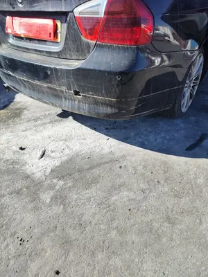 Foto de PARAGOLPES TRASERO BMW SERIE 3 BERLINA (E90) 2.0 16V Diesel (163 CV / 120 KW) foto 2