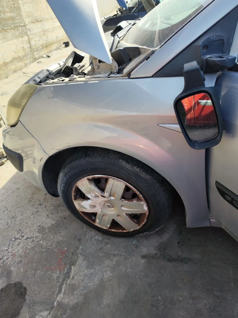 Foto de ALETA DELANTERA IZQUIERDA RENAULT SCENIC II 1.5 dCi Diesel (101 CV / 74 KW) referencia 8200020568