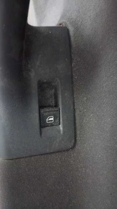 Foto de MANDO ELEVALUNAS TRASERO DERECHO VOLKSWAGEN GOLF V (1K1)(10.2003) 1.9 TDI (105 CV / 77 KW) referencia 7L6959855B