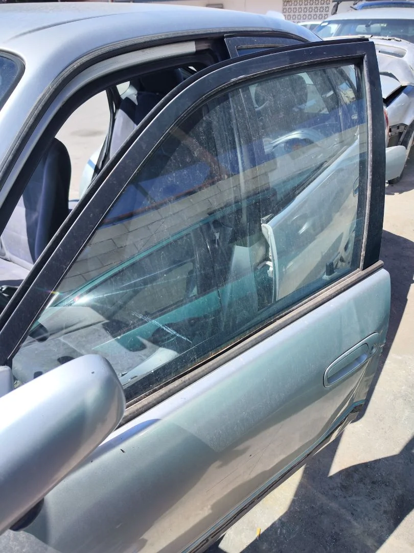 Foto de LUNA DELANTERA IZQUIERDA TOYOTA COROLLA (E11) 2.0 Turbodiesel CAT (90 CV / 66 KW) referencia 6810202060