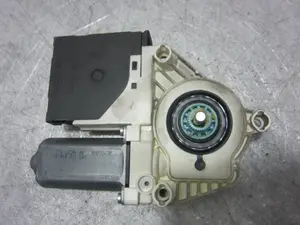 Foto de MOTOR ELEVALUNAS DELANTERO DERECHO SEAT ALTEA XL (5P5) 1.9 TDI (105 CV / 77 KW) referencia 5P0837402N foto 2