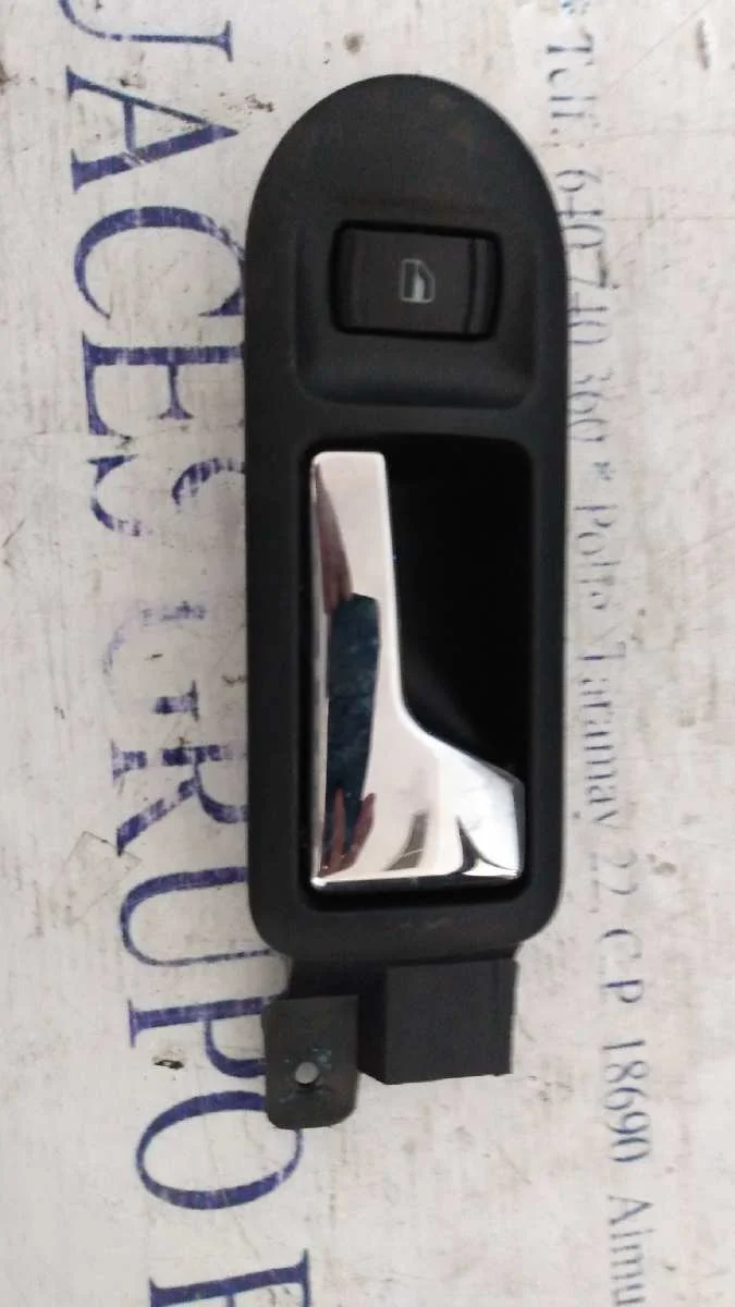 Foto de MANDO ELEVALUNAS DELANTERO DERECHO OPEL CORSA C 1.2 16V CAT (Z 12 XE / LW4) (75 CV / 55 KW) referencia 24411032