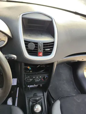Foto de CONSOLA CENTRAL PEUGEOT 207 1.4 HDi (68 CV / 50 KW)