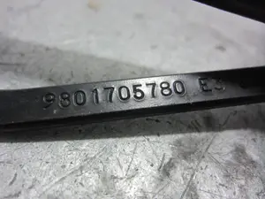 Foto de BRAZO LIMPIA DELANTERO IZQUIERDO CITROEN C4 CACTUS 1.2 12V VTi (82 CV / 60 KW) referencia 9801706480 foto 3
