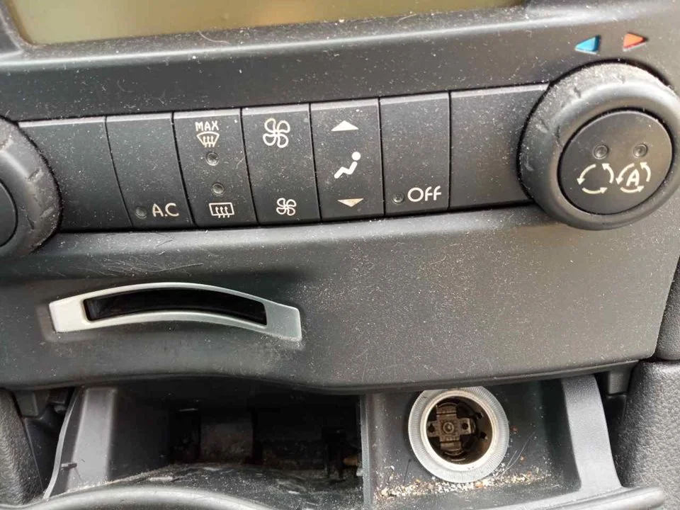 Foto de INTERRUPTOR RENAULT LAGUNA II (BG0) 1.9 dCi Diesel (120 CV / 88 KW)