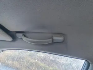 Foto de ASIDERO TECHO DELANTERO DERECHO SUZUKI GRAND VITARA (JB/JT) 2.0 16V CAT (140 CV / 103 KW) referencia 76410-65J00-6GS