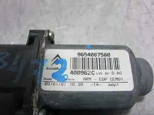 Foto de MOTOR ELEVALUNAS DELANTERO DERECHO CITROEN GRAND C4 PICASSO 1.6 16V HDi FAP (109 CV / 80 KW) referencia 9654087580 foto 3