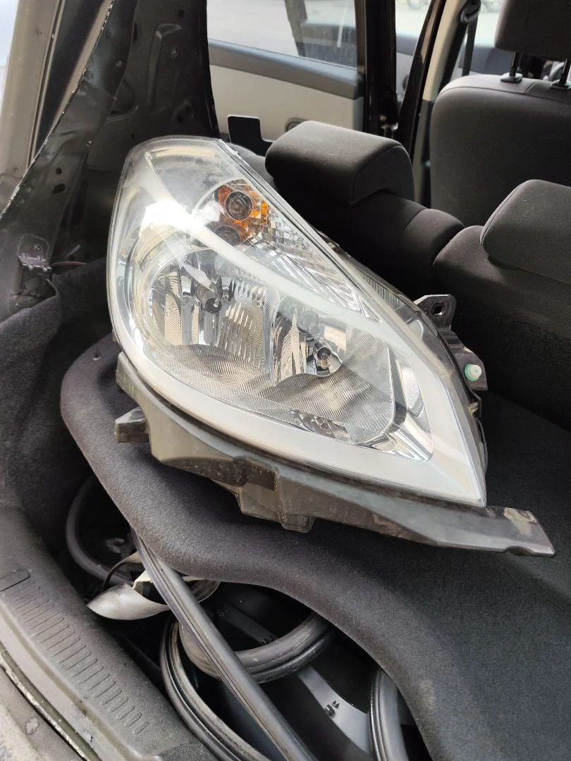 Foto de FARO DERECHO RENAULT CLIO III 1.2 16V (75 CV / 55 KW)