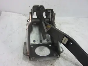 Foto de PEDAL FRENO MITSUBISHI L200 (K70) 2.5 Turbodiesel (99 CV / 73 KW) referencia MR133152 foto 3
